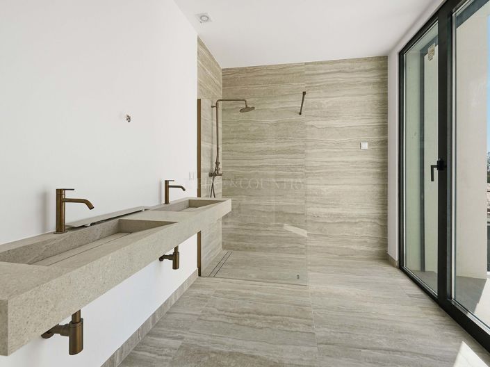 Image No.18-4 Bed Property for sale