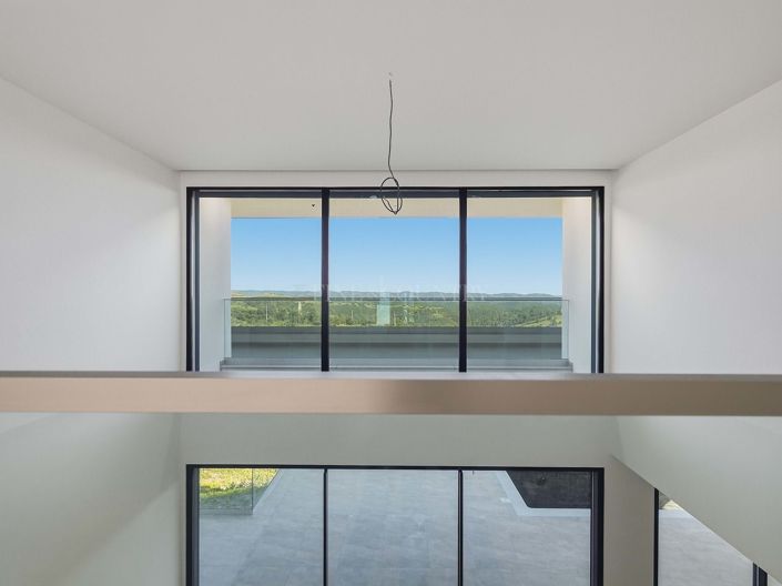 Image No.4-4 Bed Property for sale