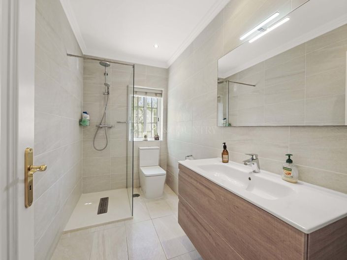 Image No.16-4 Bed Property for sale