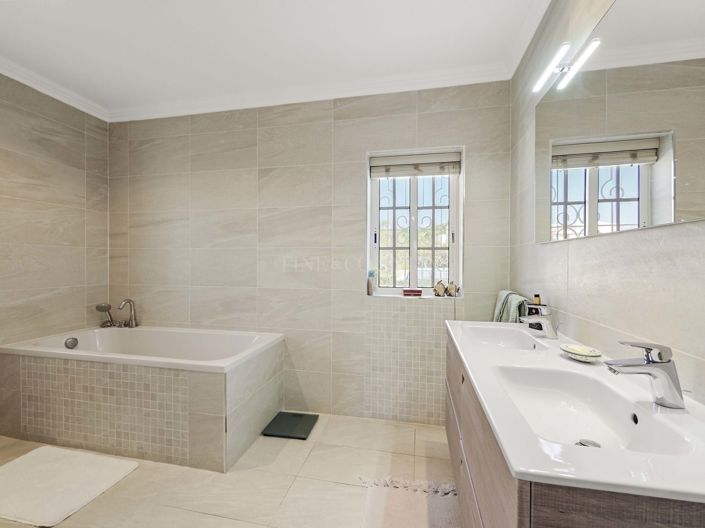 Image No.32-4 Bed Property for sale