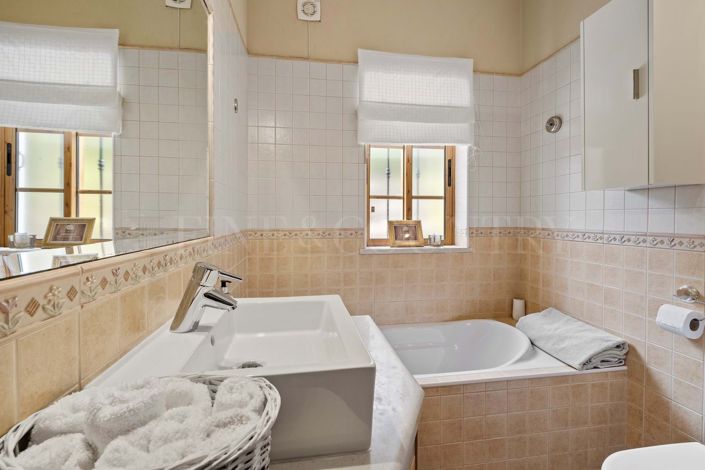 Image No.19-3 Bed Property for sale