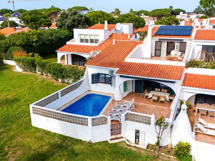 Vale do Lobo, Villa