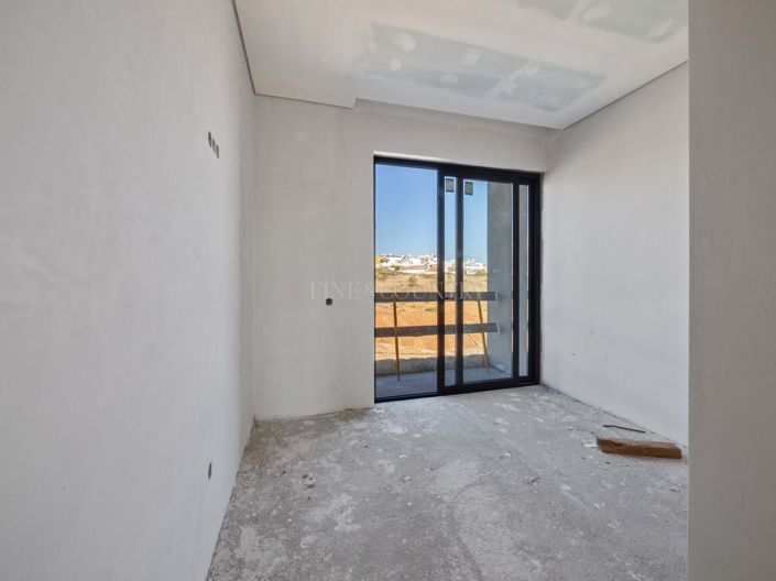 Image No.12-4 Bed Townhouse for sale