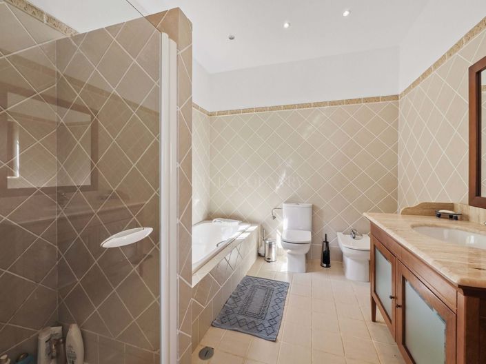 Image No.16-4 Bed Property for sale