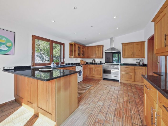 Image No.8-4 Bed Property for sale