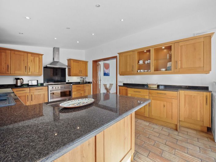 Image No.9-4 Bed Property for sale