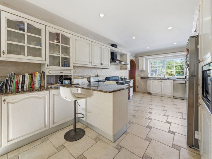 Image No.27-5 Bed Property for sale