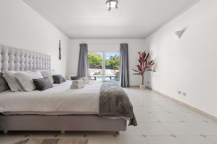 Image No.9-5 Bed Property for sale