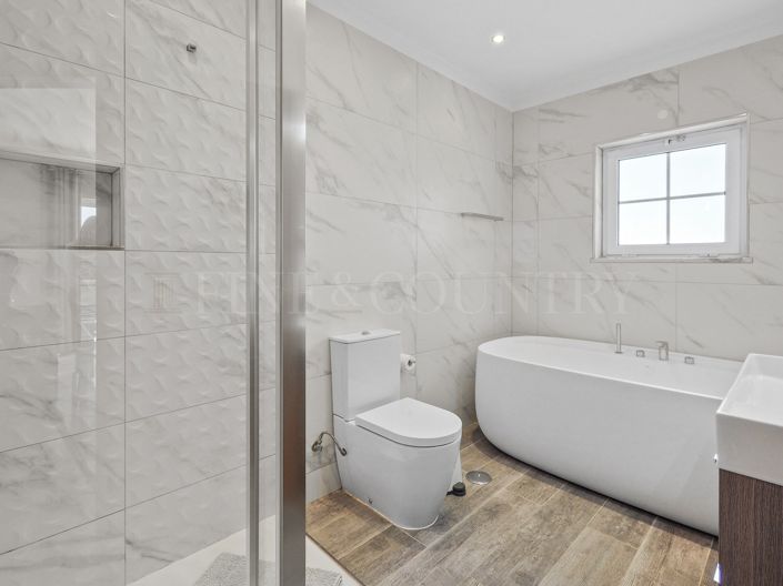 Image No.28-3 Bed Property for sale