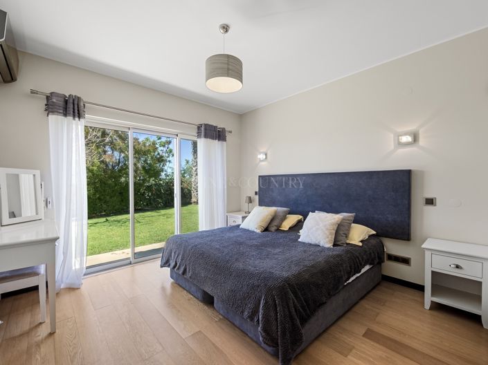 Image No.12-5 Bed Property for sale