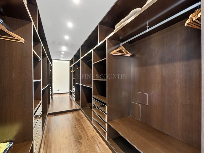 Image No.24-5 Bed Property for sale