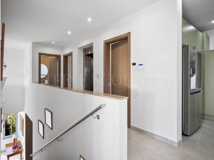 Image No.22-4 Bed Property for sale