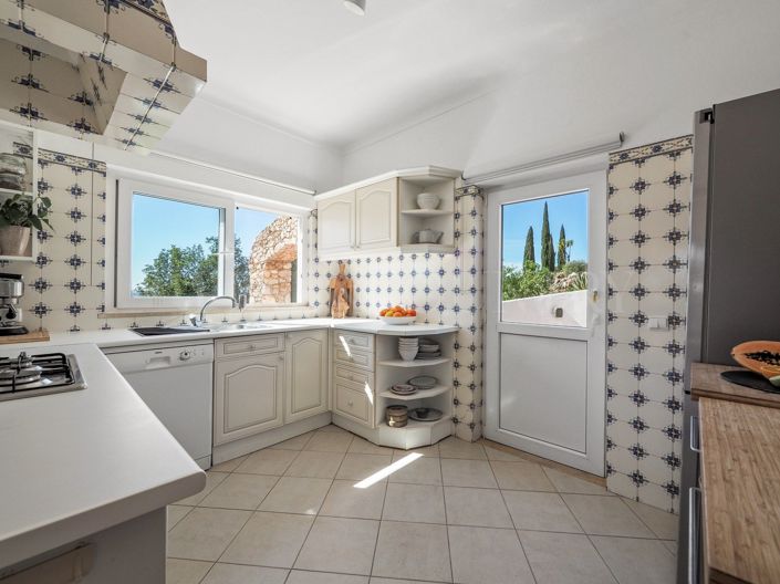 Image No.12-3 Bed Property for sale