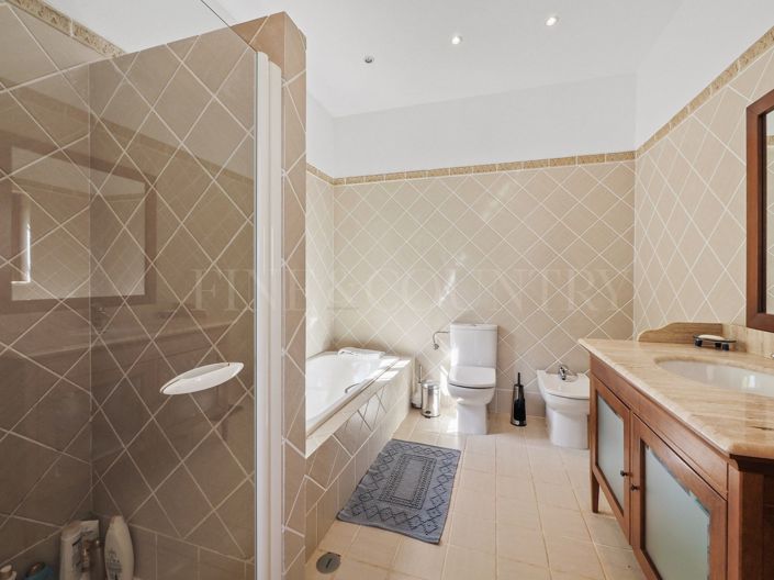 Image No.17-4 Bed Property for sale
