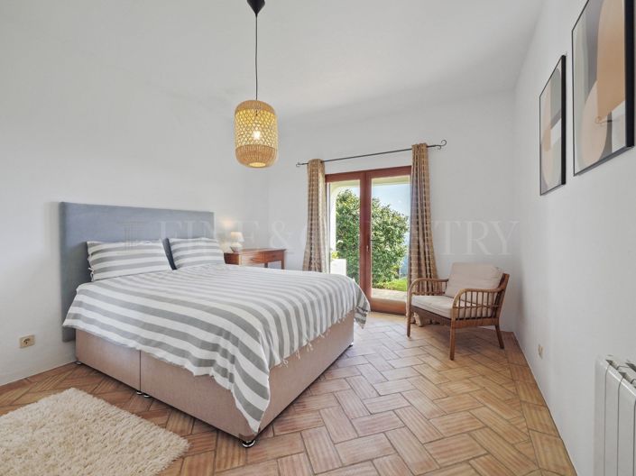 Image No.20-4 Bed Property for sale