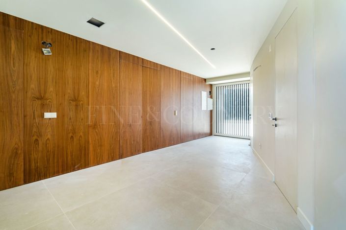 Image No.9-5 Bed Villa for sale