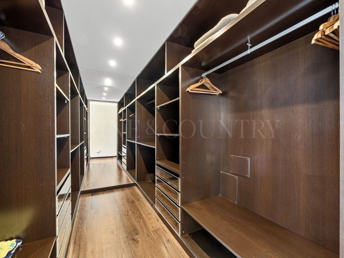Image No.25-5 Bed Property for sale