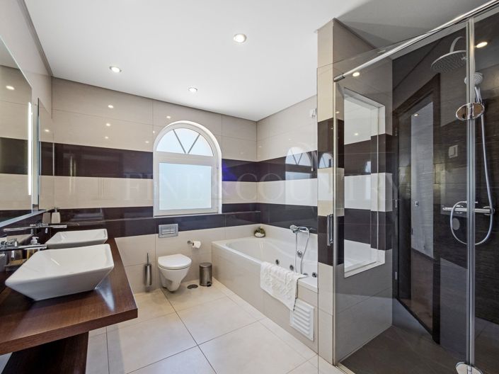 Image No.26-5 Bed Property for sale