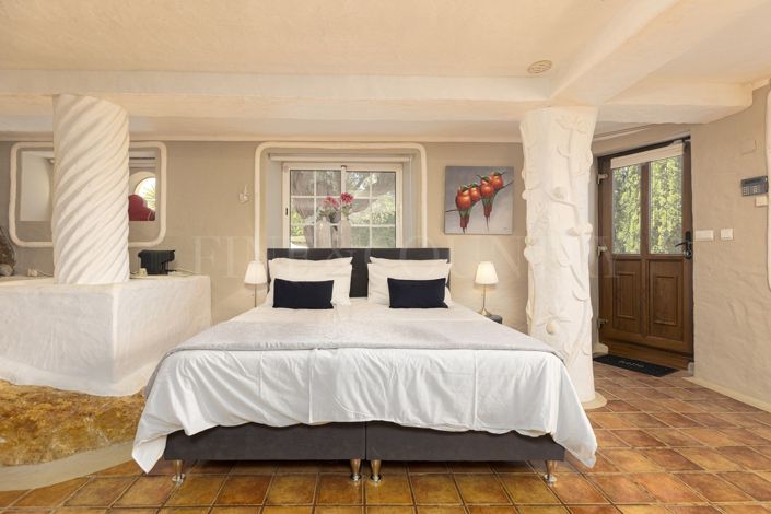 Image No.10-3 Bed Property for sale