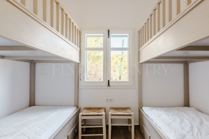 Image No.20-4 Bed Property for sale