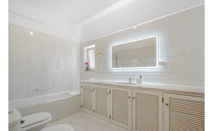 Image No.10-5 Bed Property for sale