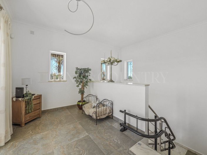 Image No.12-3 Bed Property for sale