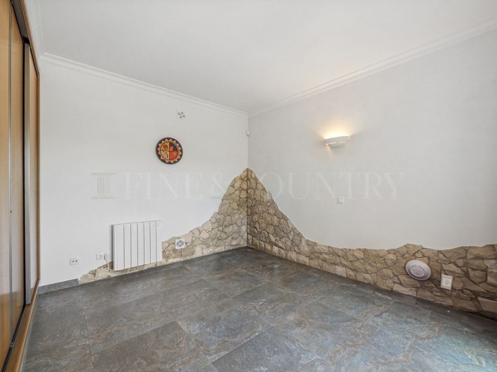 Image No.18-3 Bed Property for sale