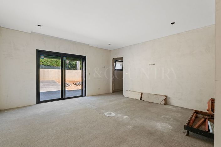 Image No.17-3 Bed Property for sale