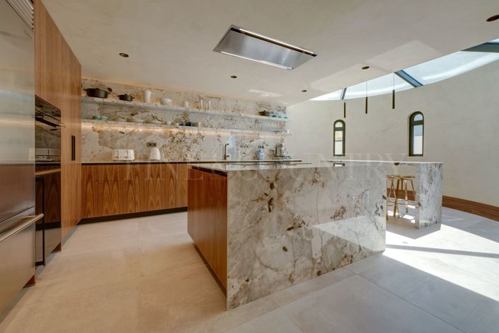 Image No.16-5 Bed Property for sale