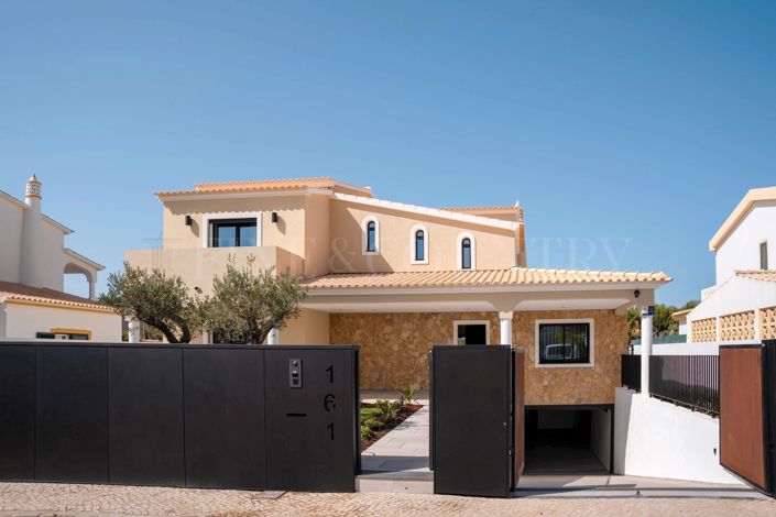 Image No.37-5 Bed Property for sale
