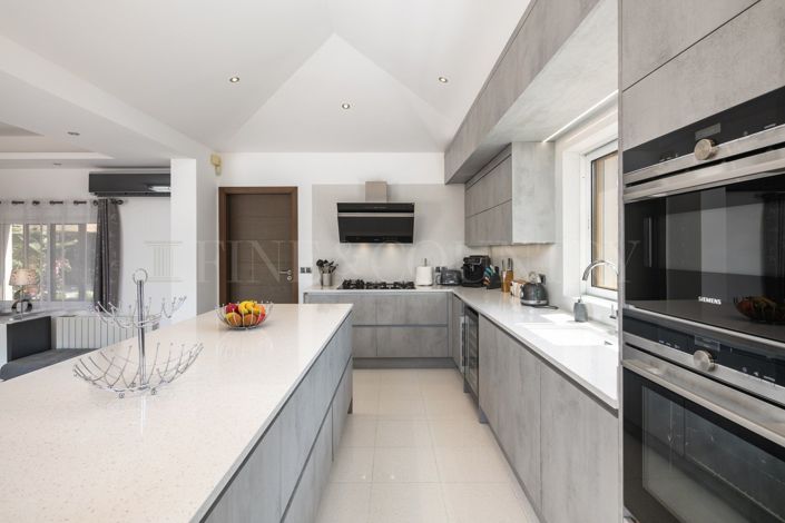 Image No.12-5 Bed Property for sale