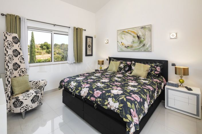 Image No.28-5 Bed Property for sale
