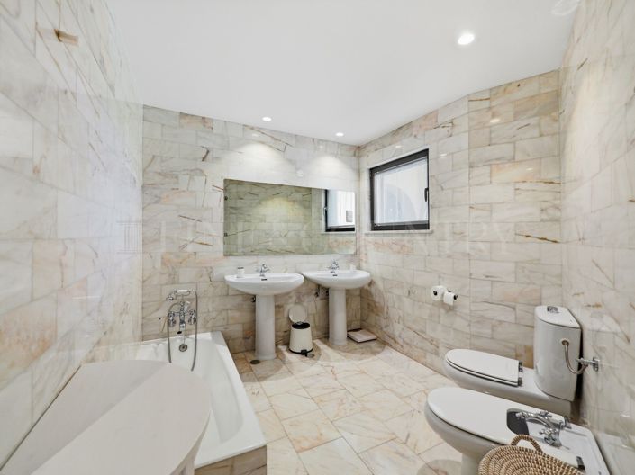 Image No.36-5 Bed Property for sale