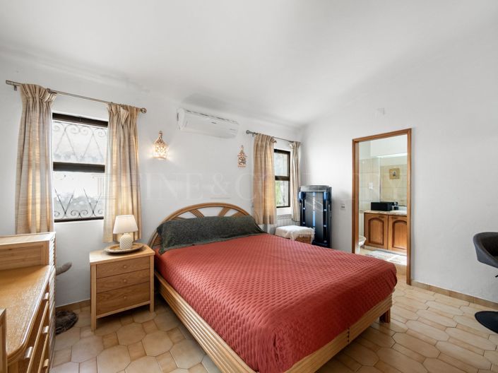 Image No.18-2 Bed Property for sale