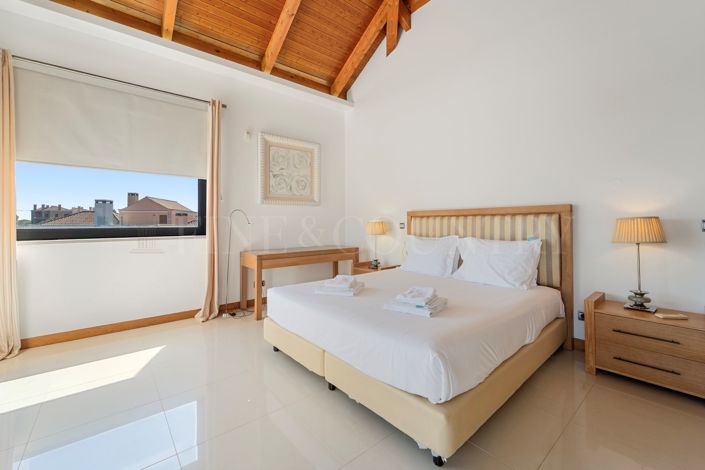 Image No.26-3 Bed Townhouse for sale