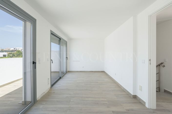 Image No.18-3 Bed Townhouse for sale