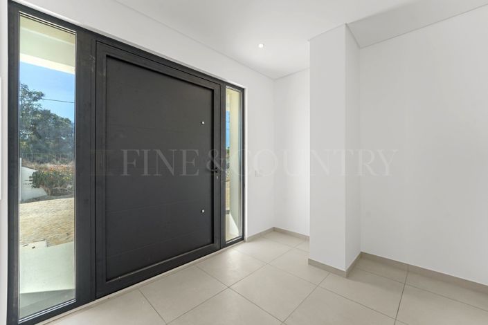 Image No.4-Propriété de 4 chambres à vendre