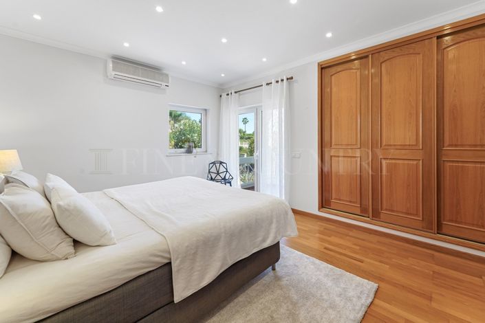 Image No.54-7 Bed Property for sale