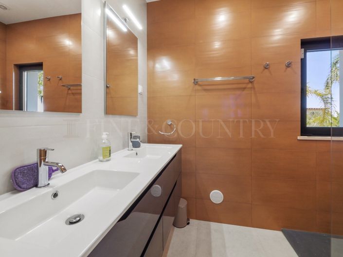 Image No.27-4 Bed Property for sale