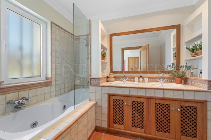 Image No.43-4 Bed Property for sale