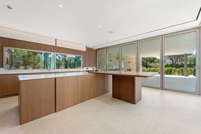 Image No.17-6 Bed Property for sale