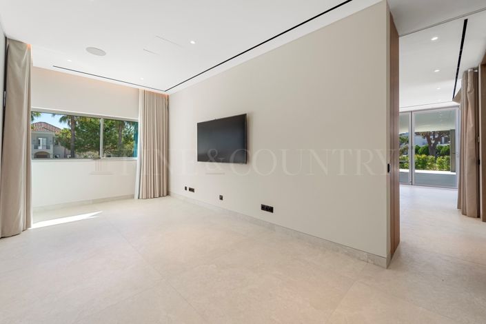 Image No.22-6 Bed Property for sale