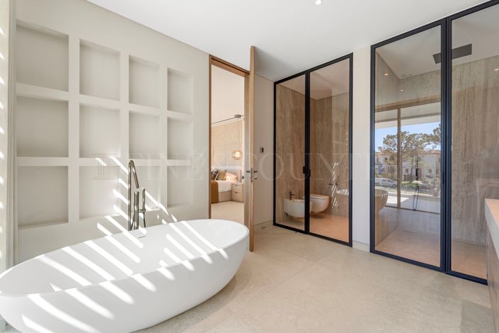 Image No.30-6 Bed Property for sale