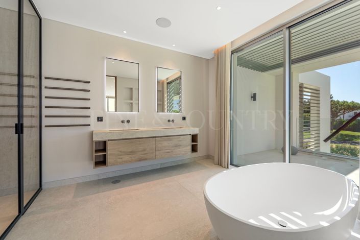 Image No.31-6 Bed Property for sale