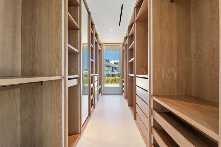 Image No.32-6 Bed Property for sale