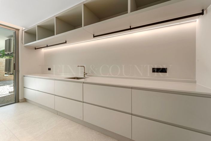 Image No.51-6 Bed Property for sale