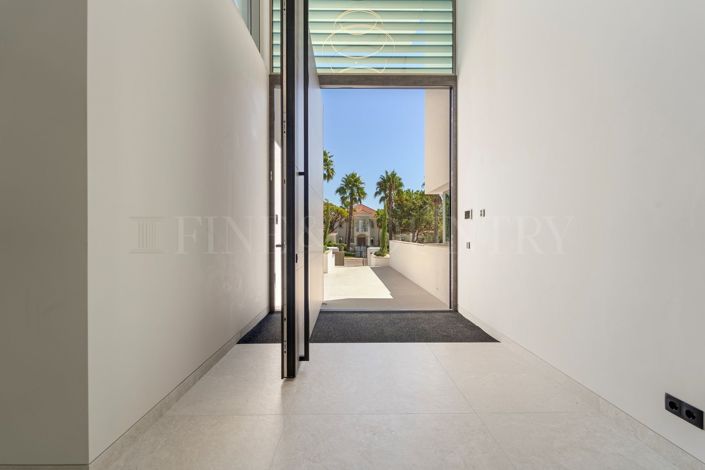 Image No.8-6 Bed Property for sale
