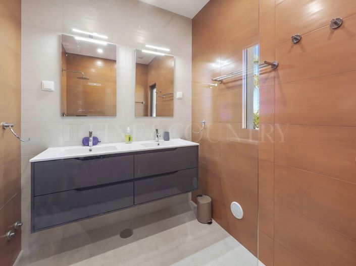 Image No.28-4 Bed Property for sale