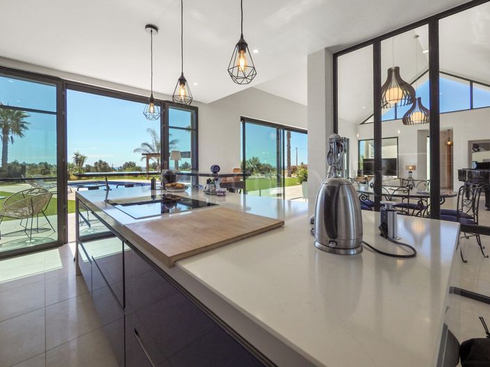 Image No.4-4 Bed Property for sale