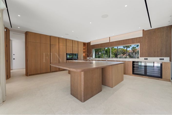 Image No.18-6 Bed Property for sale